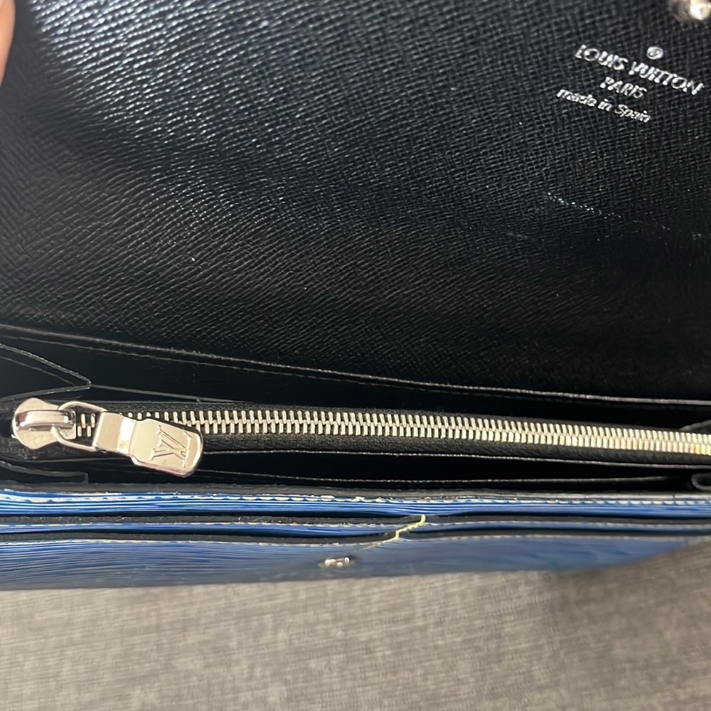 LOUIS VUITTON Epi blue Sarah Wallet - Picture 4 of 11